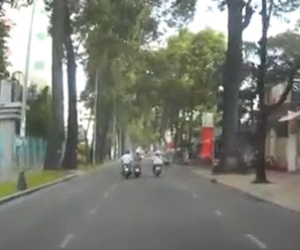 Clip: 2 tên cướp liều lĩnh giật phăng túi xách của cô gái đi xe ga