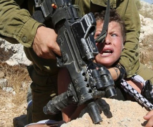 Thế giới phẫn nộ với bức ảnh quân đội Israel dí súng vào đầu trẻ em
