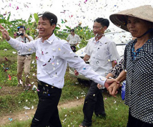 Làng xóm bắc rạp, bắn pháo đón ông Đoàn Văn Vươn