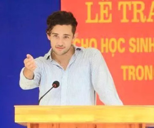 Nữ sinh Việt "phát sốt" vì thầy giáo ngoại quốc điển trai