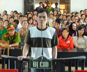 Vợ và người tình bị cáo lao vào đánh nhau giữa tòa