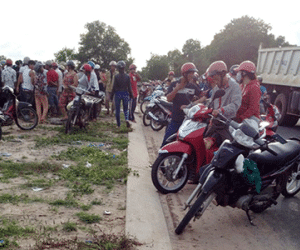Thanh niên rơi xuống cống thoát nước khi chạy xe máy