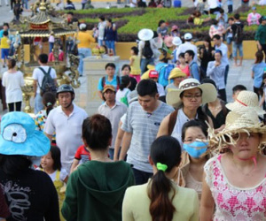 Vào cổng miễn phí, biển người đổ về Đại Nam