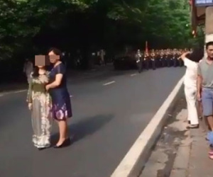 2 phụ nữ bị chỉ trích gay gắt vì chặn đoàn diễu hành để chụp ảnh
