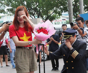 Clip cầu hôn cực lãng mạn của ông trùm hoa hậu với cô tiếp viên hàng không