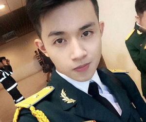 Cư dân mạng săn lùng anh chàng đẹp trai mặc quân phục trong buổi diễu binh