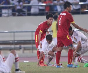 Khán giả Lào cổ vũ hành động đẹp của U19 Việt Nam
