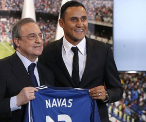 Navas đòi tăng lương dù Chủ tịch Real đích thân xin lỗi