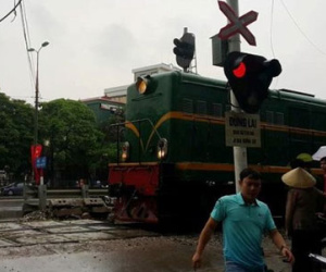 Tàu hỏa tông chết người đàn ông băng qua đường sắt