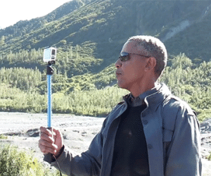 Tổng thống Obama "gây bão" vì chụp ảnh tự sướng dính... ngón tay