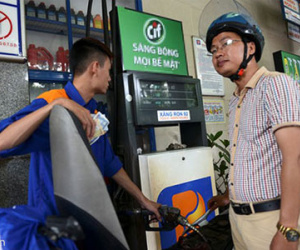 Vừa đổ xăng vừa cân nhắc thiệt hơn trước giờ giảm giá
