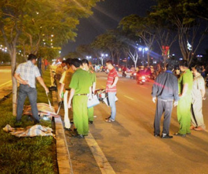 Xe máy trượt dài trên mặt đường, 1 người chết, 1 người trọng thương