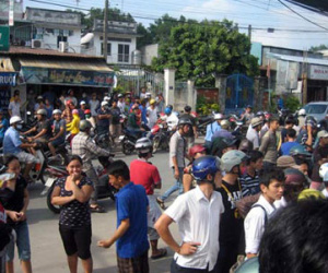 Đánh bà nội, đâm công an rồi cố thủ trong nhà