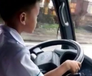 Hoảng hồn clip bé trai lái ô tô chạy băng băng trên đường