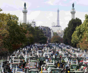 Hơn 1.500 máy kéo “náo loạn” Paris do khủng hoảng thịt và sữa