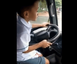 Tìm ra bé trai 6 tuổi lái xe ô tô lao băng băng trên đường