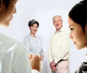 Trắng đêm canh cửa phòng tân hôn vì sợ con trai “quá sức”