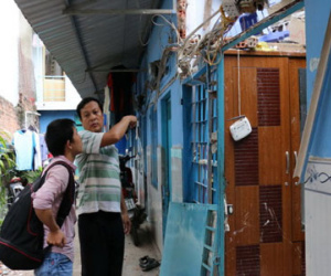 Hàng xóm đau xót không cứu được cháu bé bị bồn nước rơi trúng