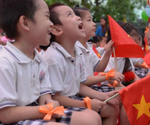 Hình ảnh đáng yêu của các em nhỏ với dải ruy băng trên tay ngày khai trường