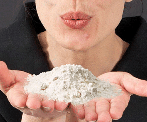 Thủ đoạn thôi miên người bằng bột bí ẩn để cướp ở châu Âu