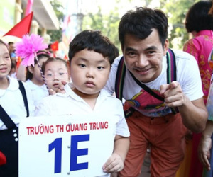Vợ chồng Xuân Bắc đưa con trai cưng vào lớp 1