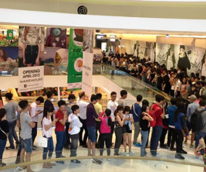 Xếp hàng 8 tiếng chờ khuyến mại 50% ở Sài Gòn