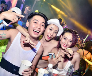 DJ Ty Ty khuấy động 4.000 bạn trẻ trong tiệc bikini