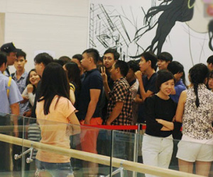 Hàng trăm người chen chân lúc nửa đêm chờ mua hàng giảm giá khủng