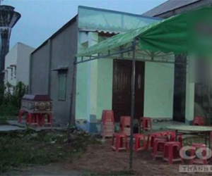Người đàn ông chết trên giường ngủ với nhiều vết thương