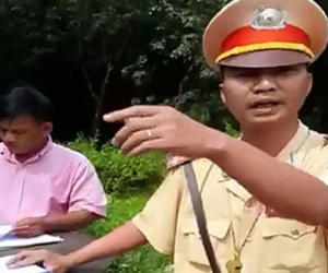 Xuất hiện đoạn clip "bị đòn" vì cự cãi với CSGT