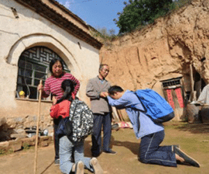 Con quỳ lạy cha mẹ trước khi đi học làm lay động dân mạng