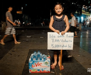 Hình ảnh lạ về cô bé bán nước trên phố Hà Nội gây chú ý