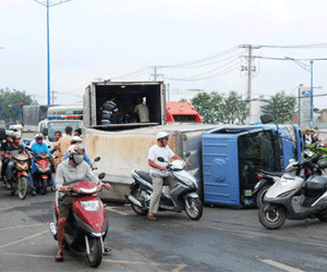 TP.HCM: Lật xe chở bia, cửa ngõ phía Tây Bắc "tê liệt"