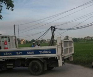 Xe CSGT nằm ngang đường, hai người nhập viện