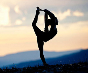 5 tư thế yoga cực tốt cho "chuyện ấy"