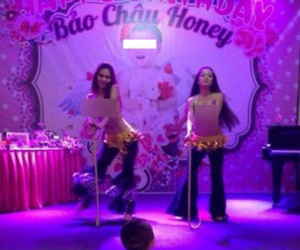 Dân mạng "sốc" với màn "khoe thân" trong sinh nhật em bé Việt