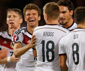 Muller tỏa sáng, Đức tiến gần Euro 2016