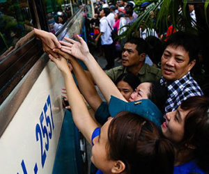 Những giọt nước mắt của người thân ngày tiễn tân binh lên đường nhập ngũ