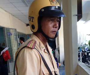 Bắt giam tài xế ở Sài Gòn hất CSGT lên capo