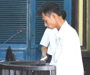 Bắt quả tang vợ cùng người đàn ông lạ đi ra từ khách sạn