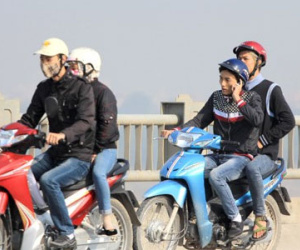 Cầm điện thoại nói chuyện khi lái xe: Phạt 800.000 đồng