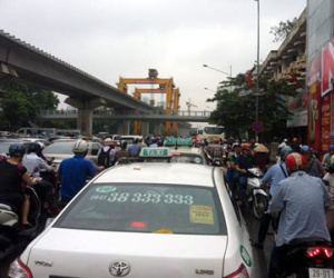Hà Nội: Tắc hàng cây số trên đường Nguyễn Trãi