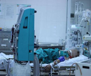 Hà Nội: Tự nặn nhọt, một phụ nữ bị hôn mê, nguy kịch