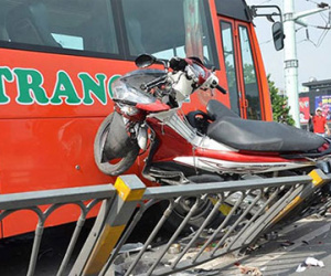 Hiện trường vụ xe khách Phương Trang tông 7 xe máy trên cầu vượt
