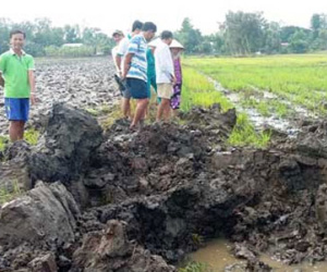 Mưa giông "kích nổ" một quả bom khủng giữa cánh đồng