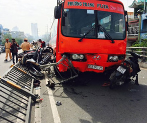 NÓNG: Xe khách Phương Trang tông hàng loạt xe, hất văng 1 phụ nữ khỏi cầu vượt