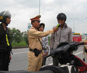 Say rượu điều khiển xe máy có thể bị phạt tới 7 triệu