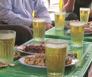 Sự thật kinh hoàng đằng sau những cốc bia không... bọt