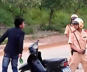 3 thanh niên cầm cây đánh CSGT rồi lấy xe bỏ trốn