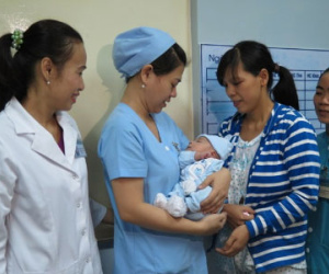 Bé trai bị đâm xuyên sọ tăng 0,5 kg sau 2 tuần xuất viện